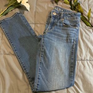 Women’s American Eagle Outfitters Light Blue Skinny Jeans.